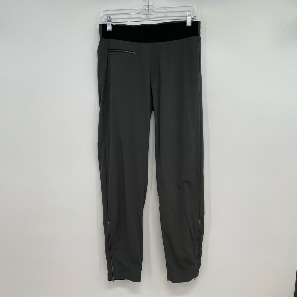 ATHLETA Sz 6T Mod Trekkie Crop Pants Gray Zip Ankle Elastic Waist Back Pockets